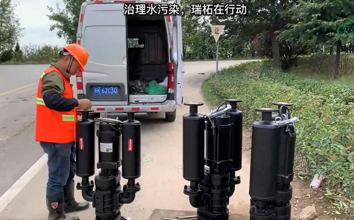 安裝工人將沉水風(fēng)機(jī)送到施工現(xiàn)場(chǎng)