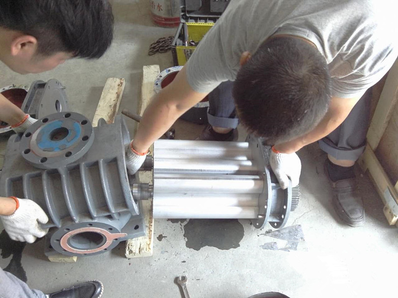 羅茨風(fēng)機(jī)維修現(xiàn)場(chǎng)拆解實(shí)拍圖