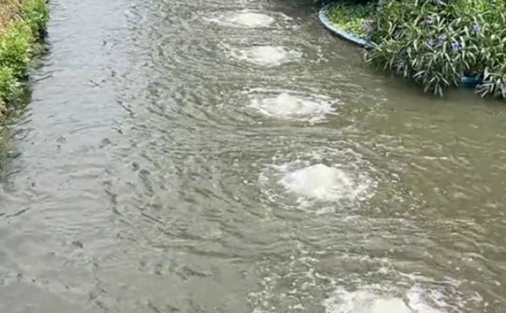 一臺(tái)沉水風(fēng)機(jī)，帶動(dòng)百米河道曝氣
